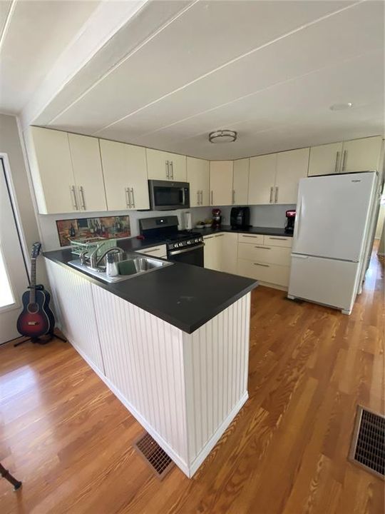 待售: $99,900 (2 贝兹, 2 浴室, 672 平方英尺)