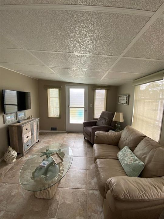 待售: $99,900 (2 贝兹, 2 浴室, 672 平方英尺)