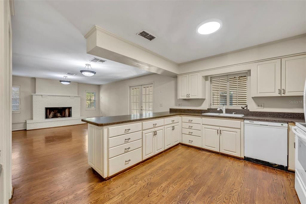 For Sale: $699,000 (4 beds, 2 baths, 2548 Square Feet)