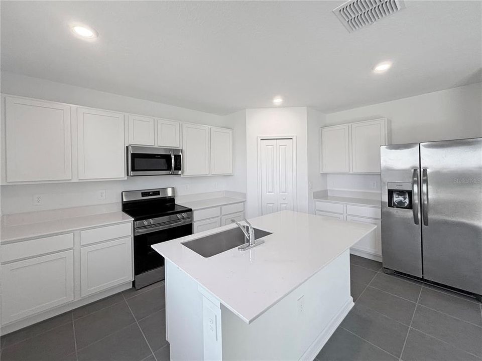 En Renta: $2,600 (5 camas, 3 baños, 2451 Pies cuadrados)