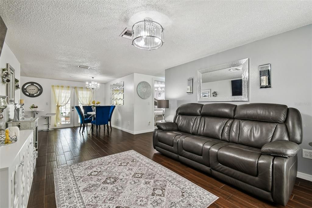 En Venta: $360,000 (3 camas, 2 baños, 1006 Pies cuadrados)