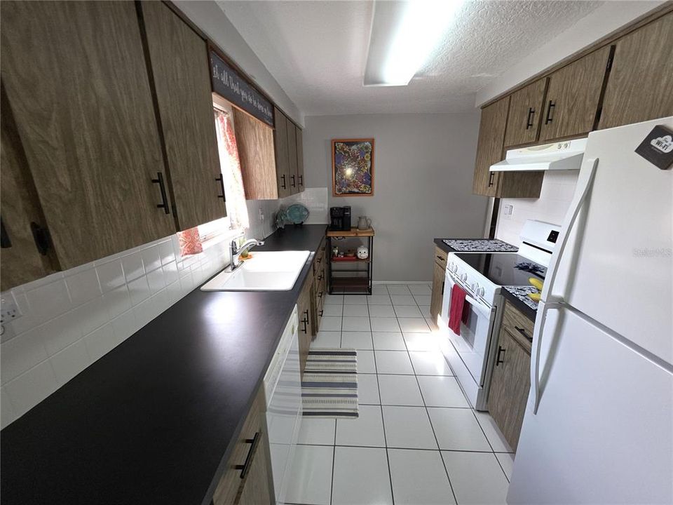 На продажу: $250,000 (2 спален, 1 ванн, 1152 Квадратных фут)