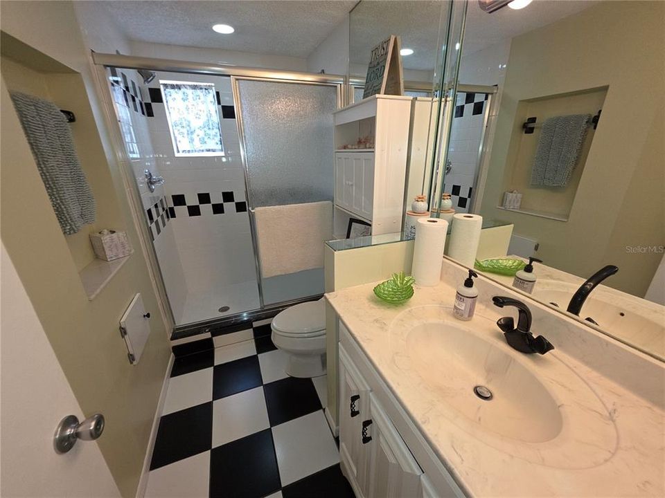 На продажу: $250,000 (2 спален, 1 ванн, 1152 Квадратных фут)