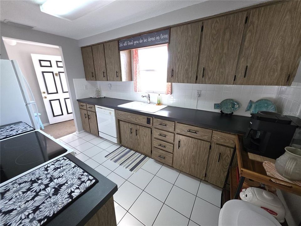 На продажу: $250,000 (2 спален, 1 ванн, 1152 Квадратных фут)