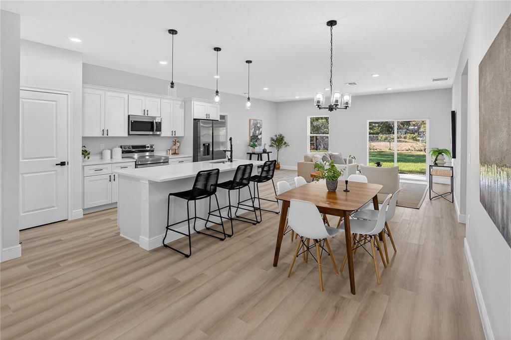 待售: $302,000 (4 贝兹, 2 浴室, 1833 平方英尺)