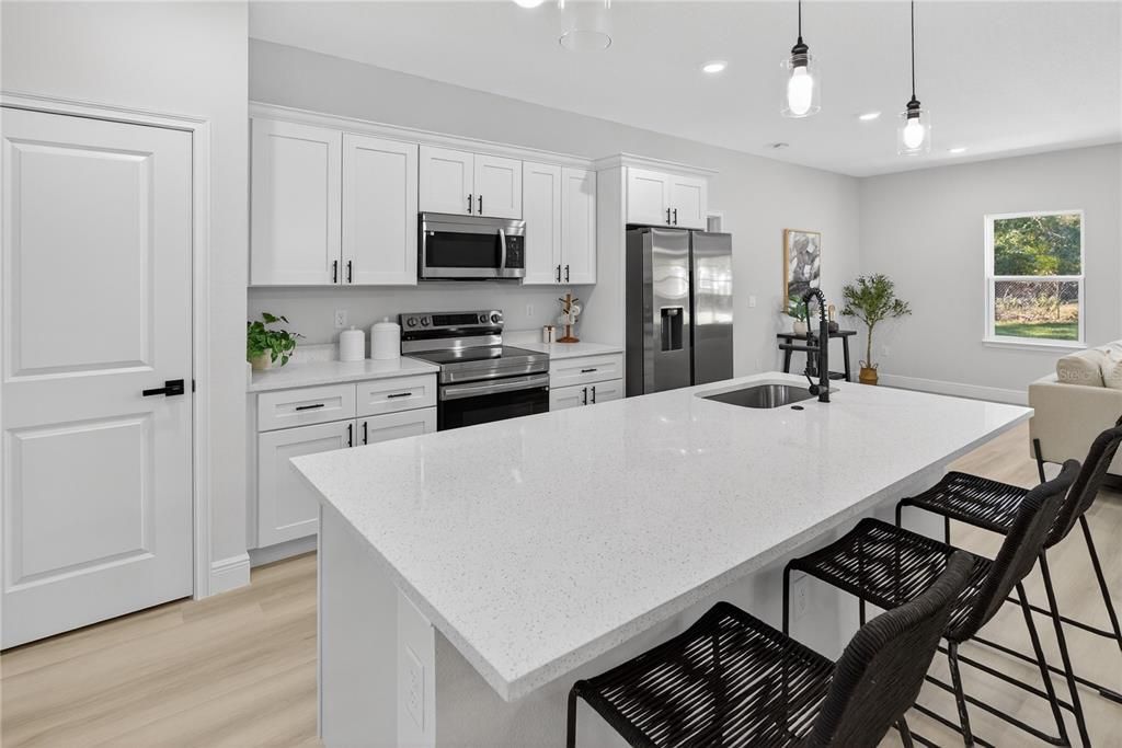 待售: $302,000 (4 贝兹, 2 浴室, 1833 平方英尺)