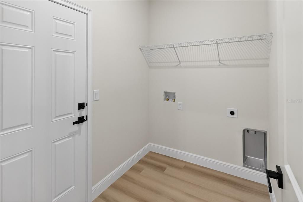 待售: $302,000 (4 贝兹, 2 浴室, 1833 平方英尺)