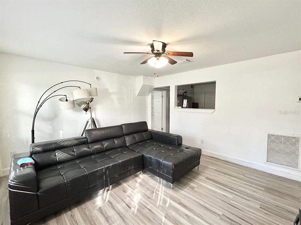 出租: $2,125 (3 贝兹, 1 浴室, 922 平方英尺)