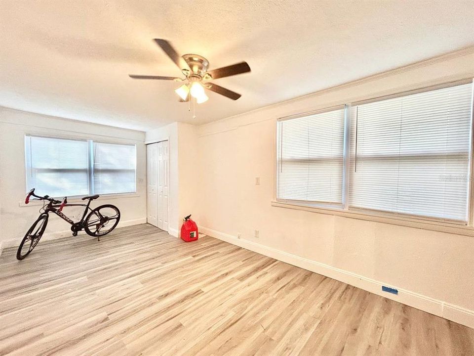 出租: $2,125 (3 贝兹, 1 浴室, 922 平方英尺)