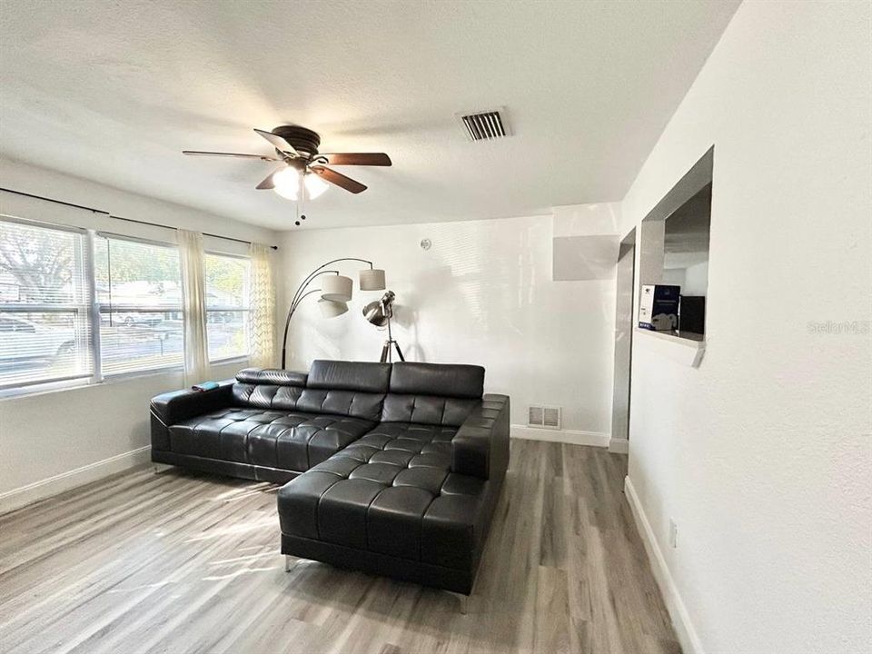 出租: $2,125 (3 贝兹, 1 浴室, 922 平方英尺)