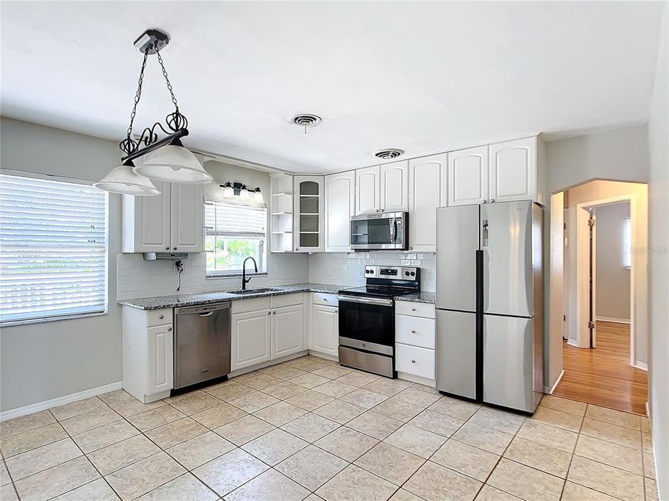 出租: $2,850 (3 贝兹, 1 浴室, 1273 平方英尺)