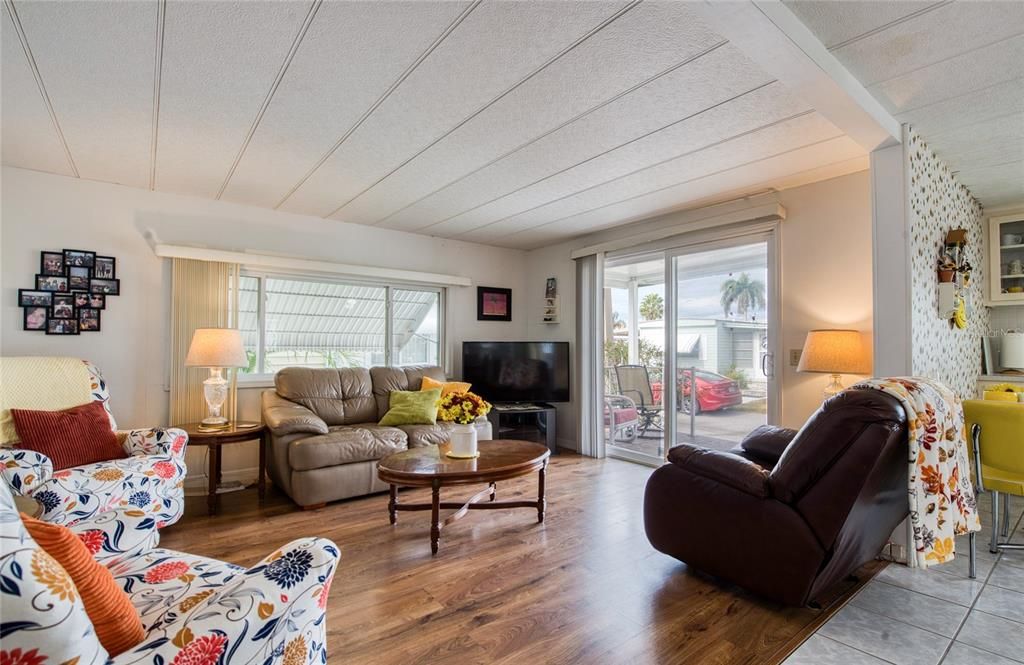 For Sale: $119,900 (2 beds, 1 baths, 900 Square Feet)