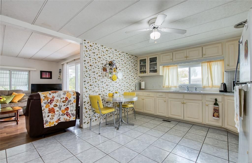 For Sale: $119,900 (2 beds, 1 baths, 900 Square Feet)