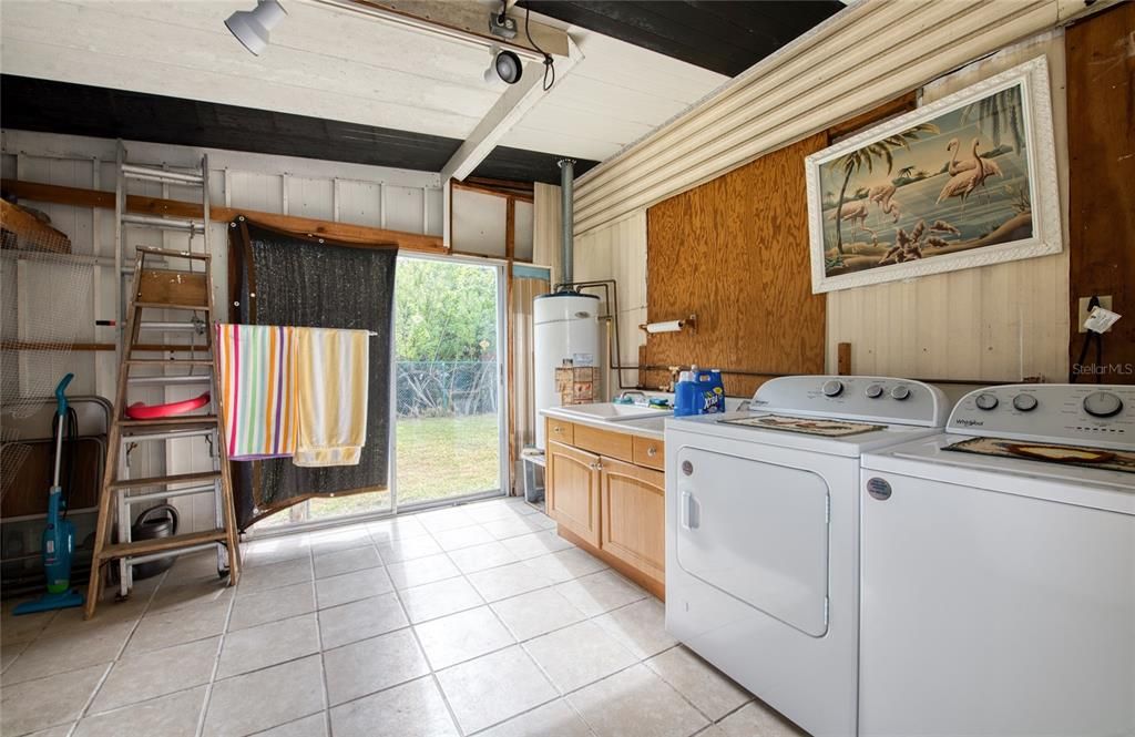 For Sale: $119,900 (2 beds, 1 baths, 900 Square Feet)