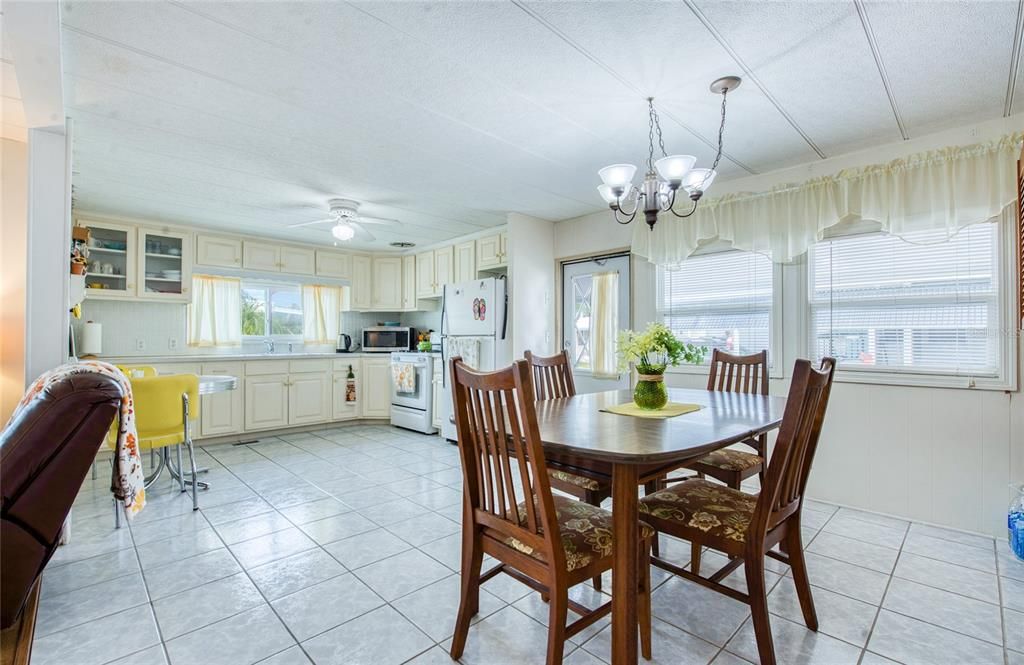 For Sale: $119,900 (2 beds, 1 baths, 900 Square Feet)