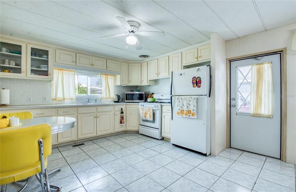 For Sale: $119,900 (2 beds, 1 baths, 900 Square Feet)