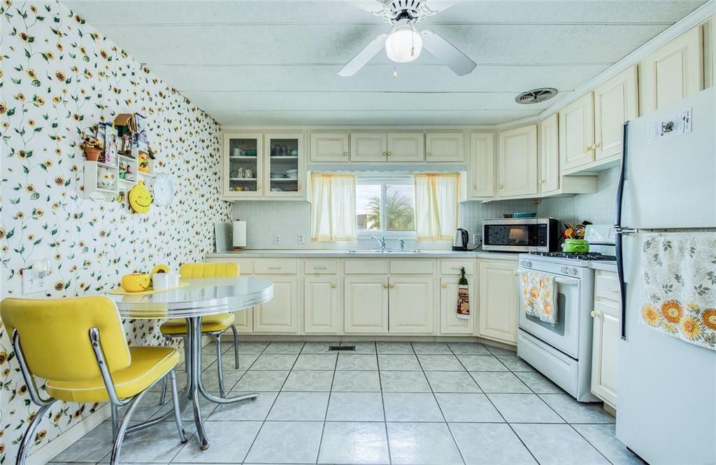 For Sale: $119,900 (2 beds, 1 baths, 900 Square Feet)