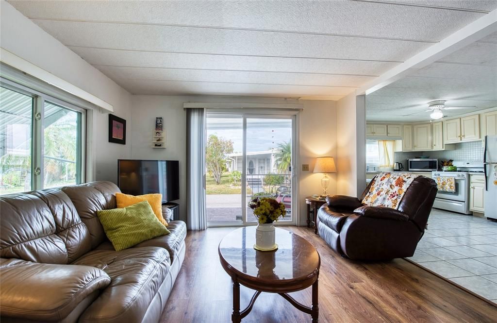 For Sale: $119,900 (2 beds, 1 baths, 900 Square Feet)