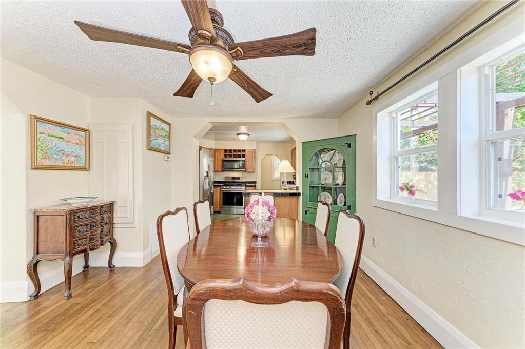 На продажу: $484,000 (3 спален, 2 ванн, 1723 Квадратных фут)