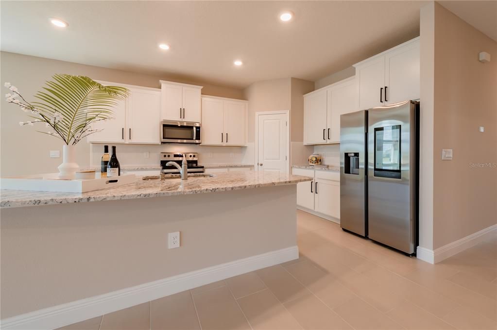 Под контрактом: $3,200 (4 спален, 2 ванн, 2056 Квадратных фут)