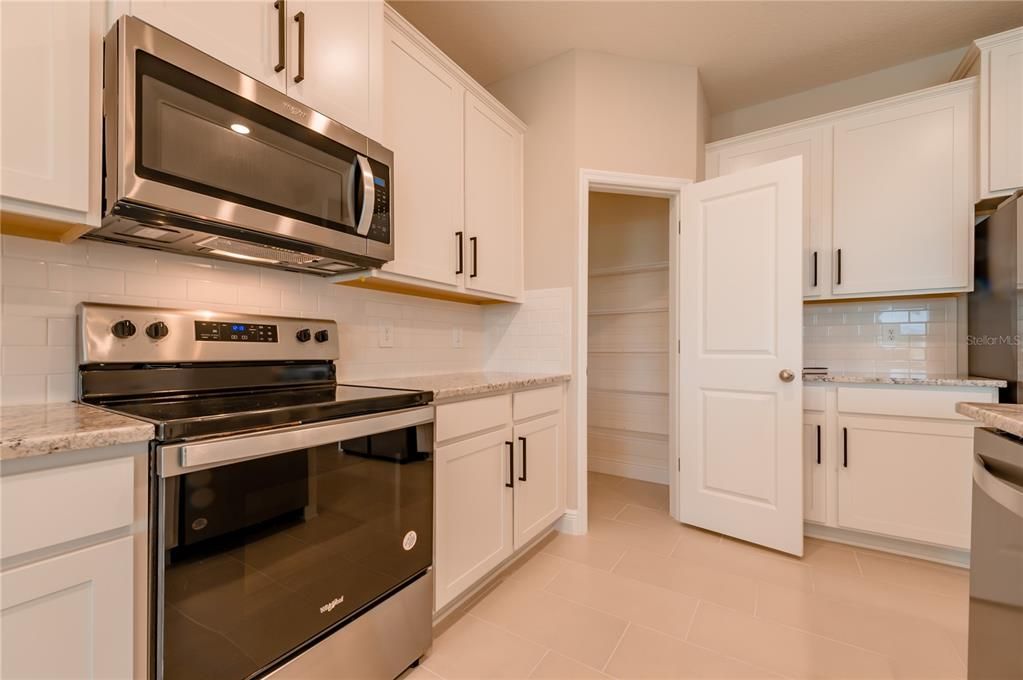 Под контрактом: $3,200 (4 спален, 2 ванн, 2056 Квадратных фут)