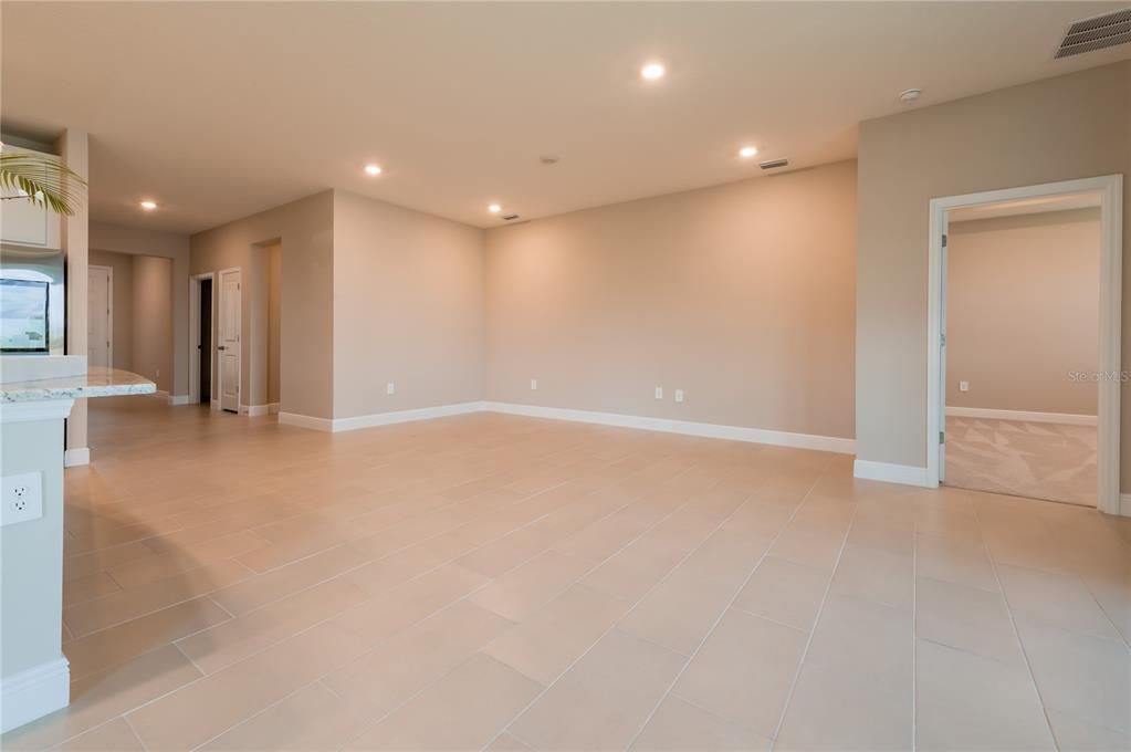 Под контрактом: $3,200 (4 спален, 2 ванн, 2056 Квадратных фут)