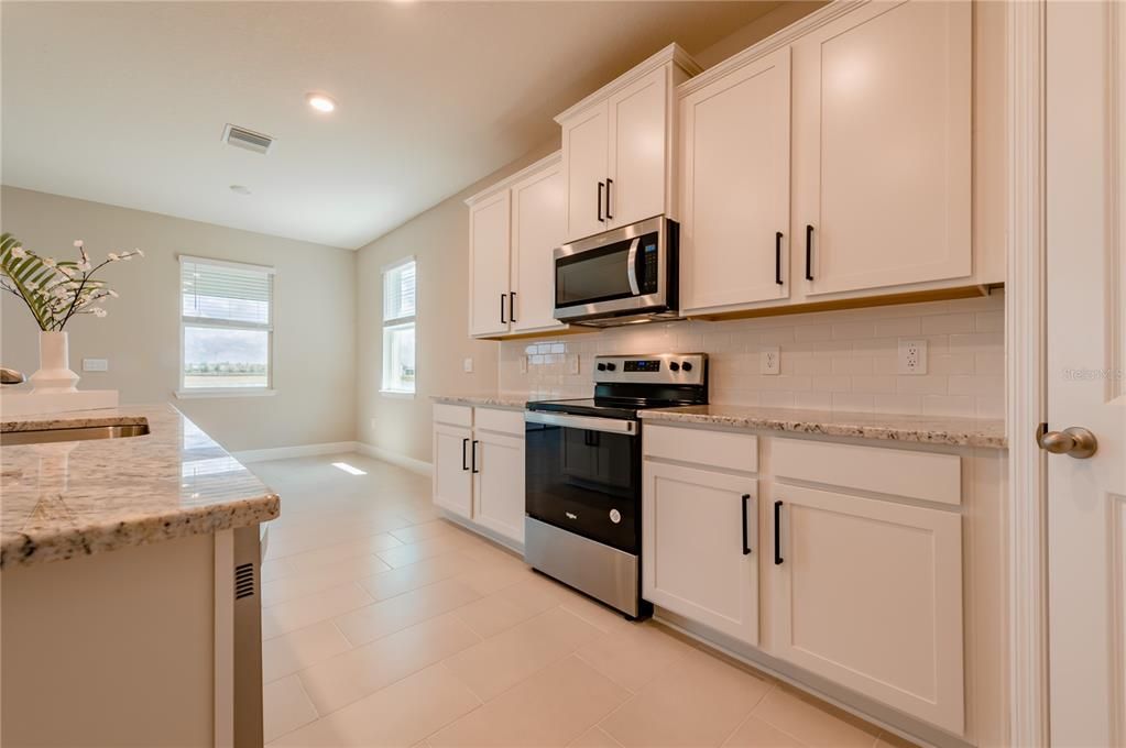 Под контрактом: $3,200 (4 спален, 2 ванн, 2056 Квадратных фут)