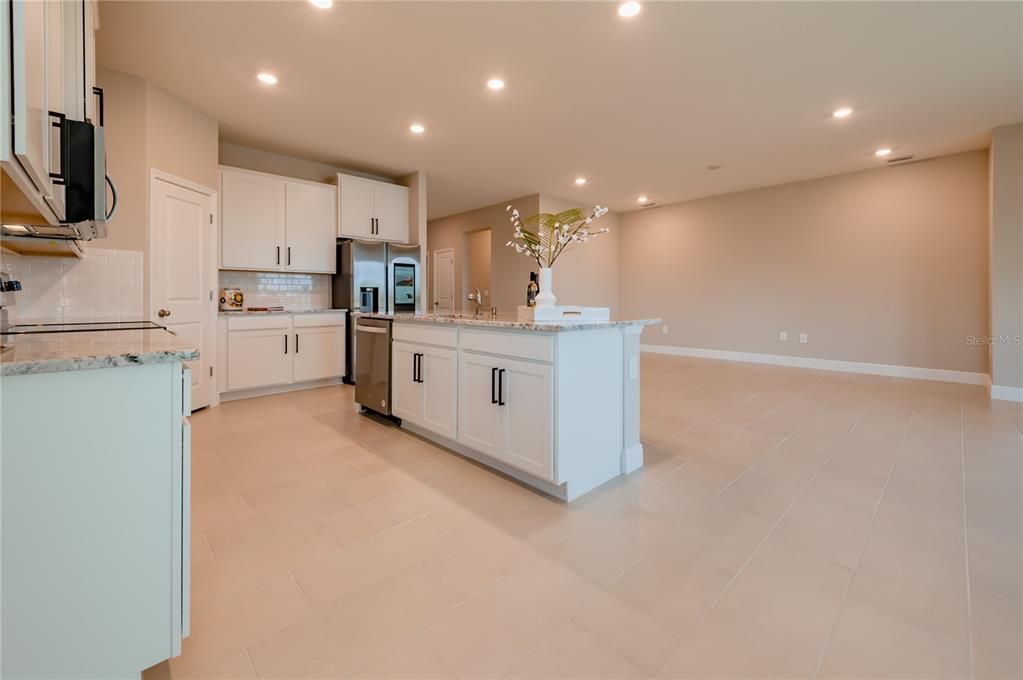 Под контрактом: $3,200 (4 спален, 2 ванн, 2056 Квадратных фут)