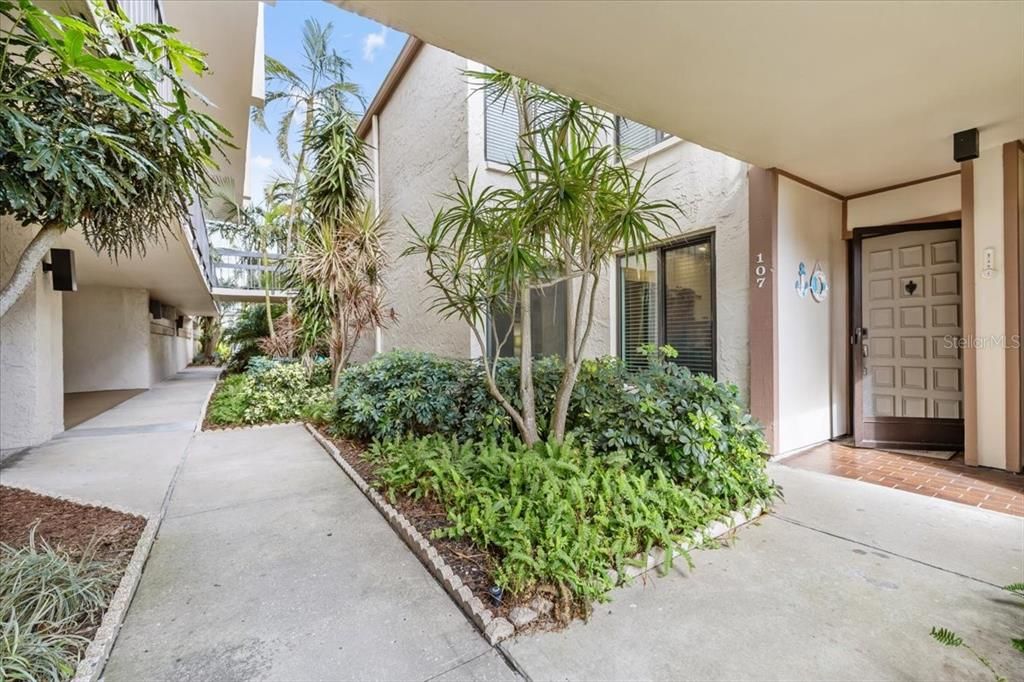 For Sale: $444,900 (2 beds, 2 baths, 915 Square Feet)