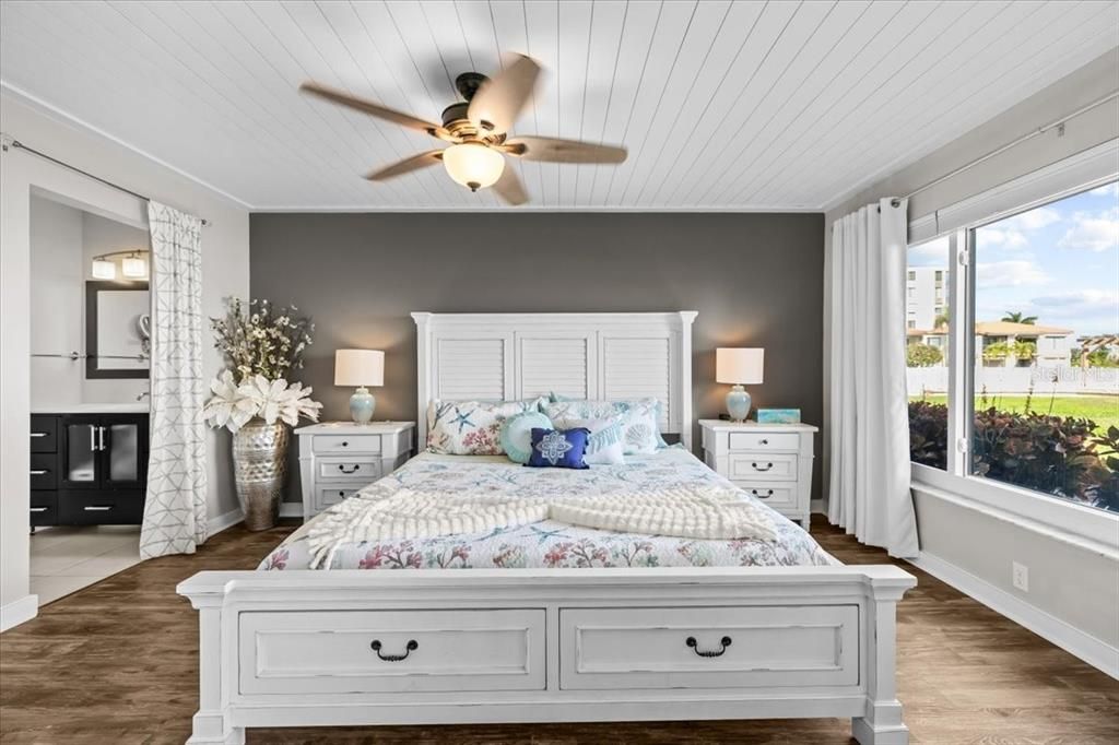 For Sale: $444,900 (2 beds, 2 baths, 915 Square Feet)