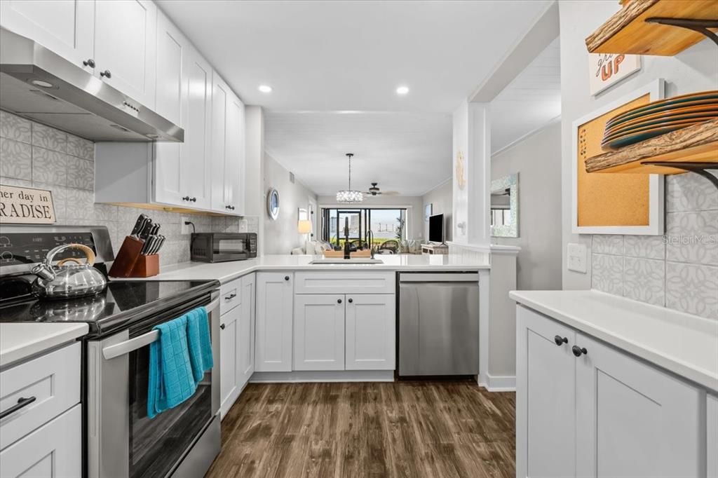 For Sale: $444,900 (2 beds, 2 baths, 915 Square Feet)