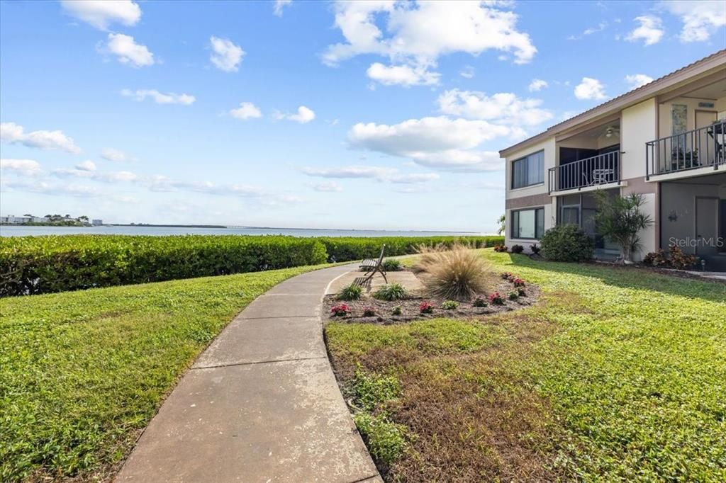 For Sale: $444,900 (2 beds, 2 baths, 915 Square Feet)