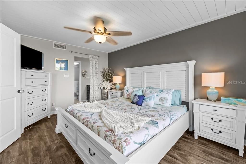 For Sale: $444,900 (2 beds, 2 baths, 915 Square Feet)