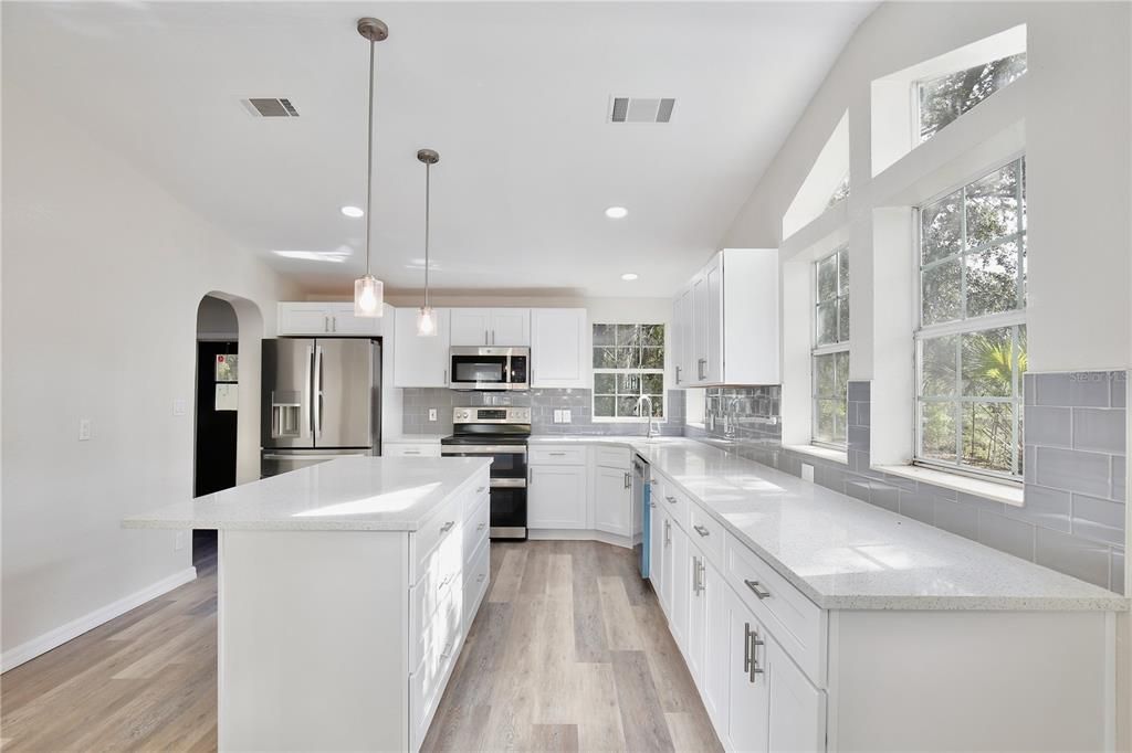 На продажу: $335,000 (3 спален, 2 ванн, 1824 Квадратных фут)