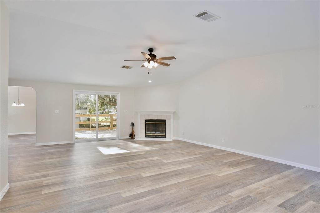 На продажу: $335,000 (3 спален, 2 ванн, 1824 Квадратных фут)