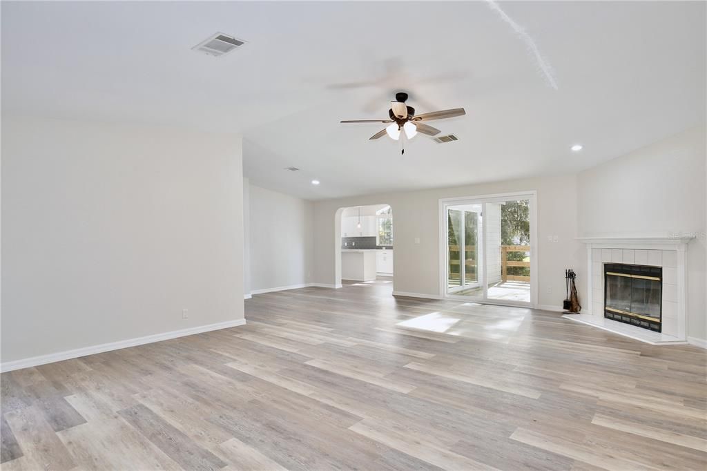 На продажу: $335,000 (3 спален, 2 ванн, 1824 Квадратных фут)