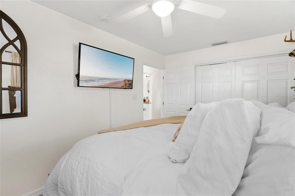 For Sale: $369,500 (2 beds, 1 baths, 792 Square Feet)