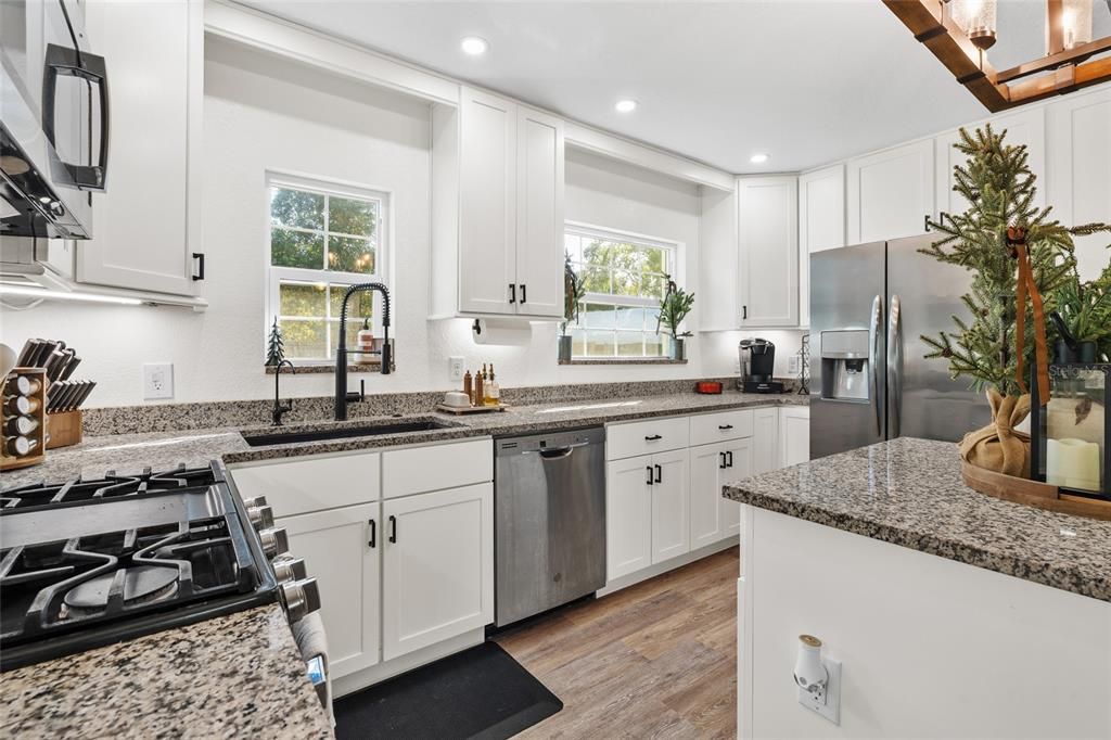 For Sale: $369,500 (2 beds, 1 baths, 792 Square Feet)