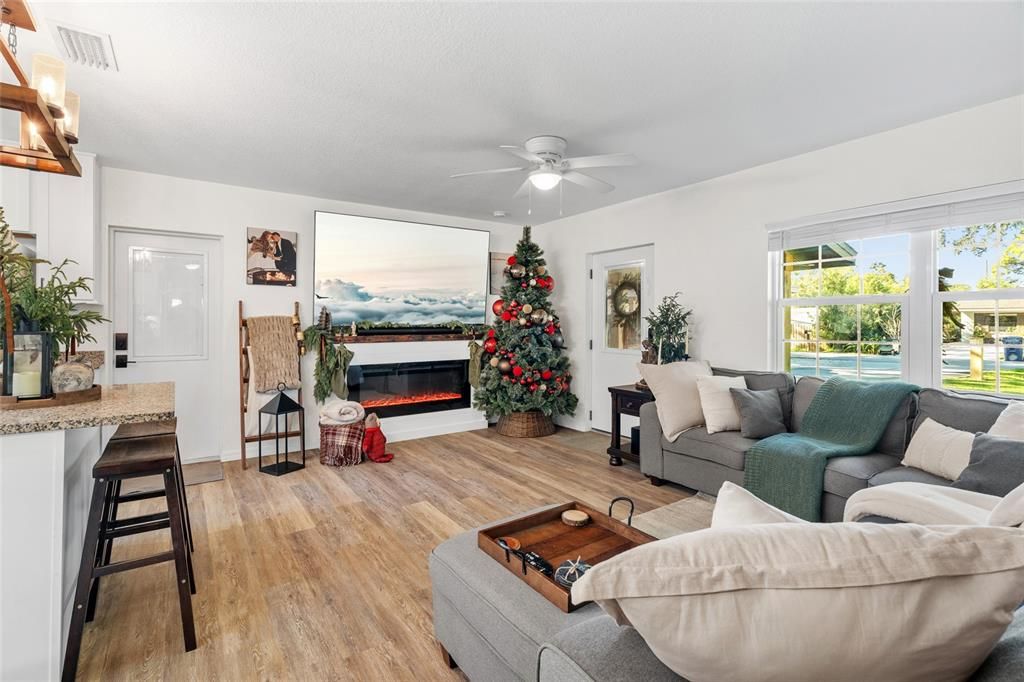 For Sale: $369,500 (2 beds, 1 baths, 792 Square Feet)