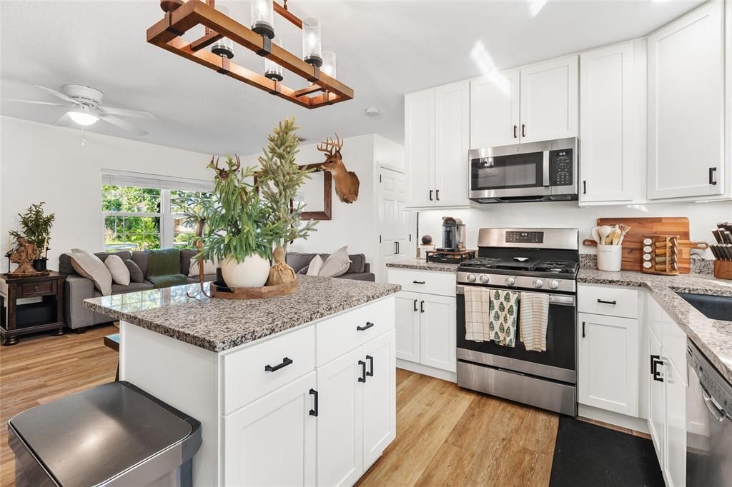 For Sale: $369,500 (2 beds, 1 baths, 792 Square Feet)