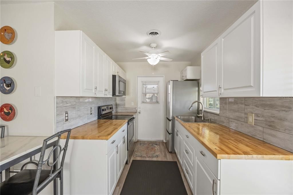 For Sale: $230,000 (3 beds, 1 baths, 720 Square Feet)