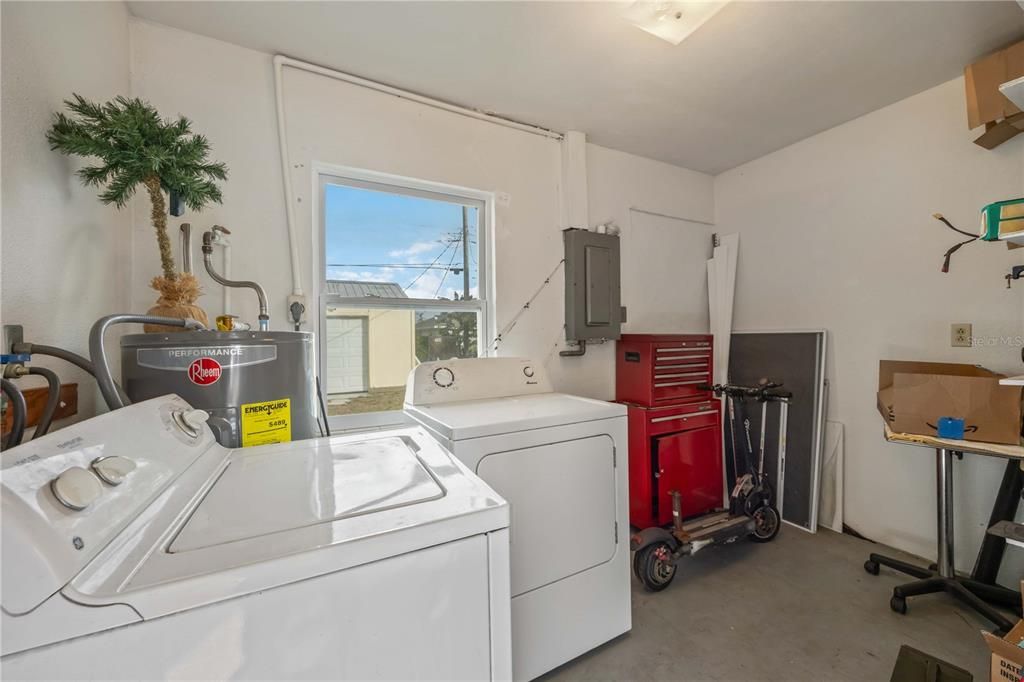 For Sale: $230,000 (3 beds, 1 baths, 720 Square Feet)
