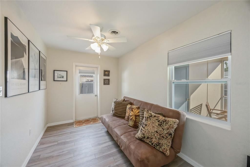 For Sale: $230,000 (3 beds, 1 baths, 720 Square Feet)