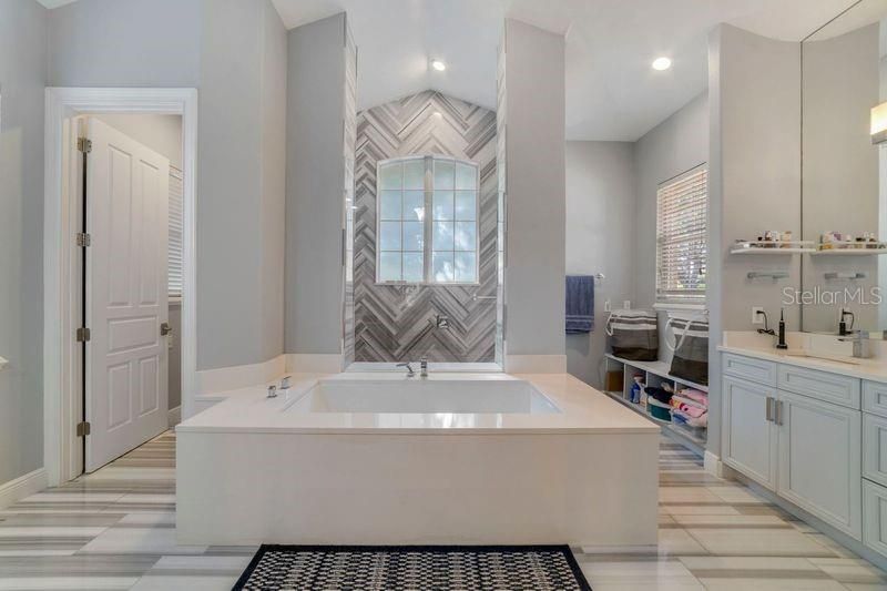 For Rent: $6,995 (6 beds, 5 baths, 4276 Square Feet)