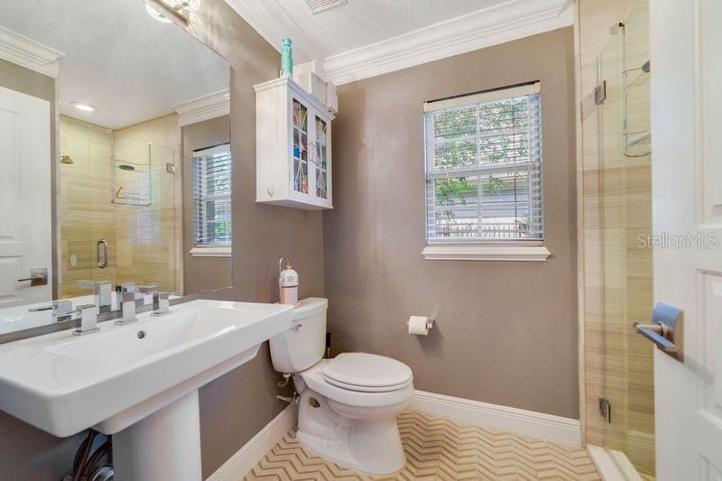 For Rent: $6,995 (6 beds, 5 baths, 4276 Square Feet)