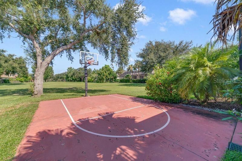 For Rent: $6,995 (6 beds, 5 baths, 4276 Square Feet)