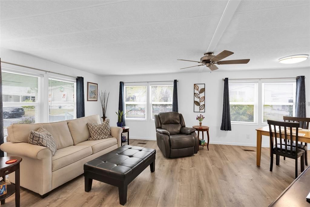 На продажу: $164,500 (2 спален, 2 ванн, 1152 Квадратных фут)