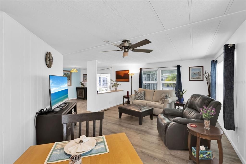 На продажу: $164,500 (2 спален, 2 ванн, 1152 Квадратных фут)