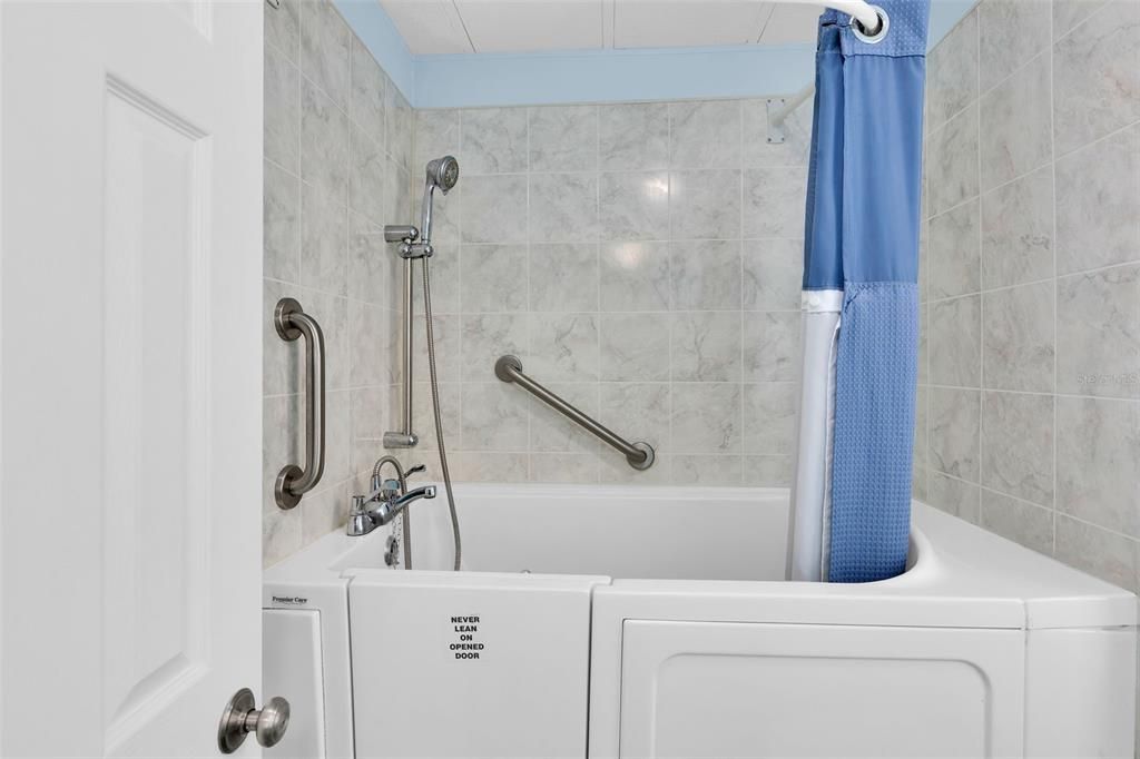 На продажу: $164,500 (2 спален, 2 ванн, 1152 Квадратных фут)