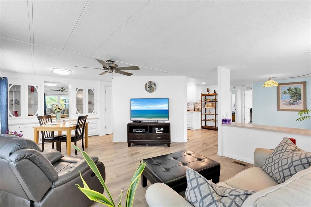 На продажу: $164,500 (2 спален, 2 ванн, 1152 Квадратных фут)